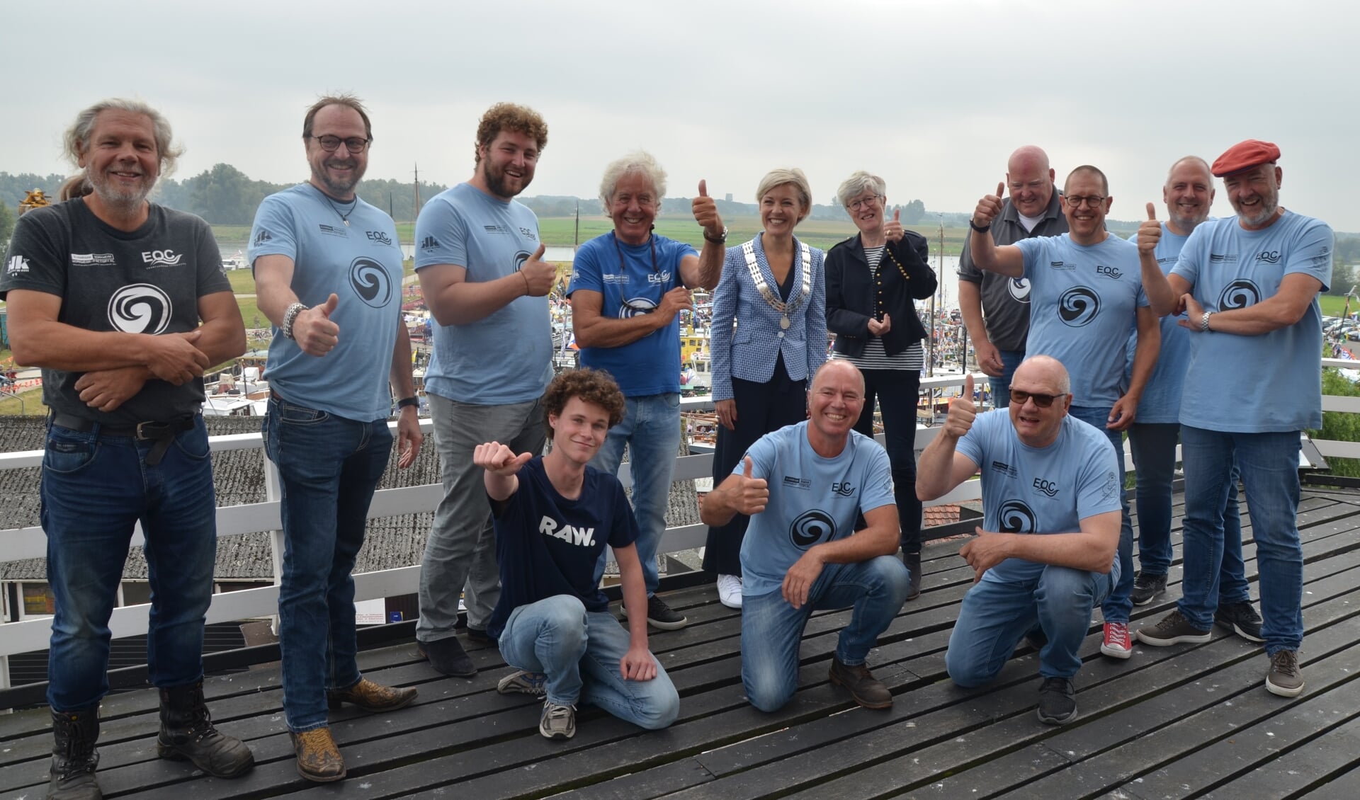 Het team van de Lekkodagen op de molen met burgemeester Iris Meerts en molenaar Louis Maas