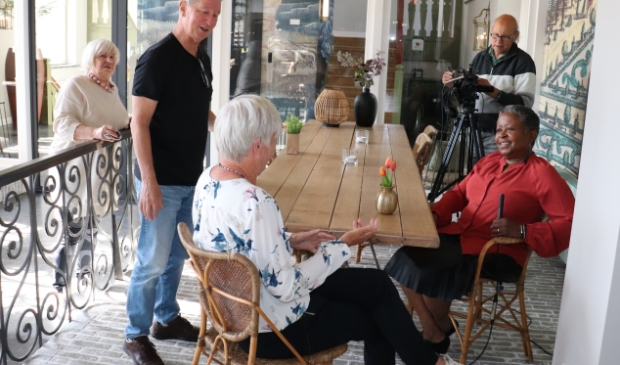 Van links naar rechts Redacteur Eefje van Essen Regisseur Fons Pennings Seniorencoach ASZ Marieke van Gemeren Gespreksleider Brenda Emmen Filmer Cees Linnenbank