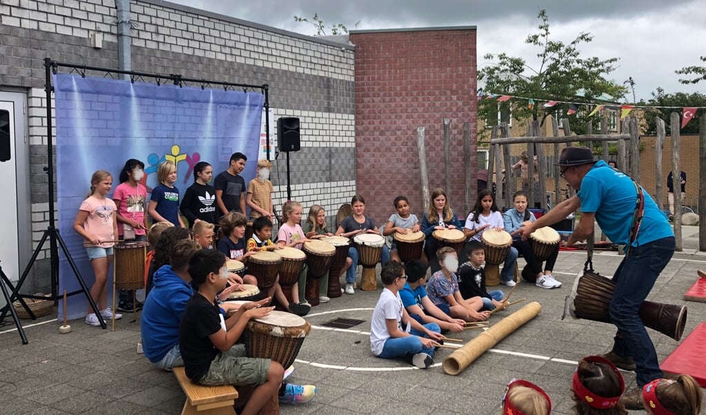 muzikaal optreden van leerlingen van de Dubbelster om start schooljaar te vieren