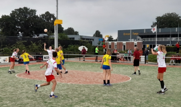 <p>Het eerste team van Rood-Wit versloeg zaterdag de korfballers van Thrianta.</p>
