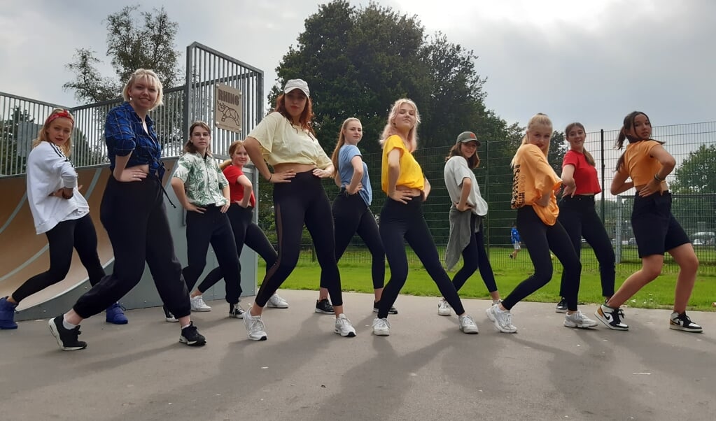 Elf meiden van de dansgroep 15+ van Idea stralen in hun eigen videoclip die zaterdag werd opgenomen bij de skatebaan aan de Dorpsstreek.