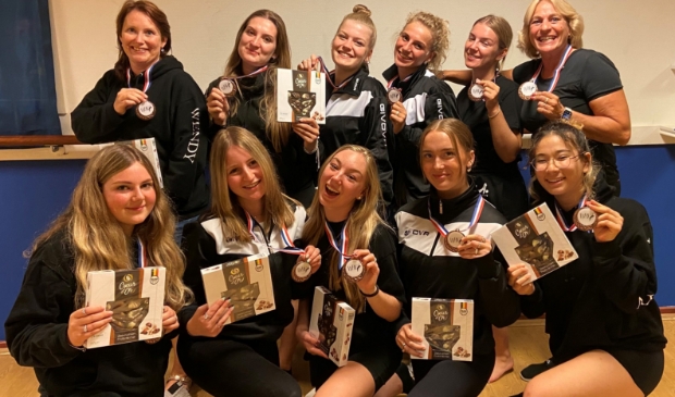 10 dansers die 10 jaar en langer dansen bij WDC en Wendy zelf rechts