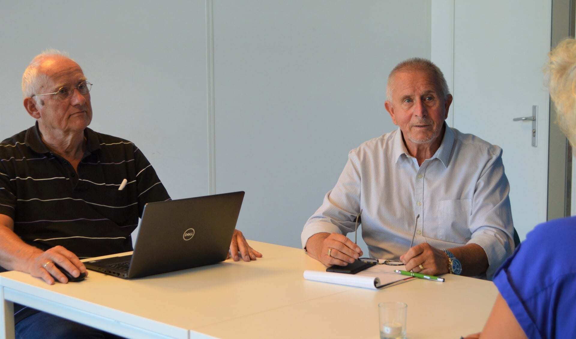 Derk Rougoor (links) en Barend Kappers in gesprek met Marieke.
