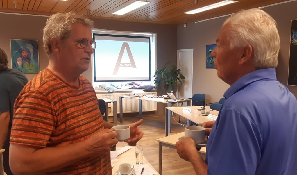 Albert Bos (Dorpsplatform Oosterbeek) en Hans Cornelissen (Adviesraad Sociaal Domein) delen in de pauze hun concrete acties.