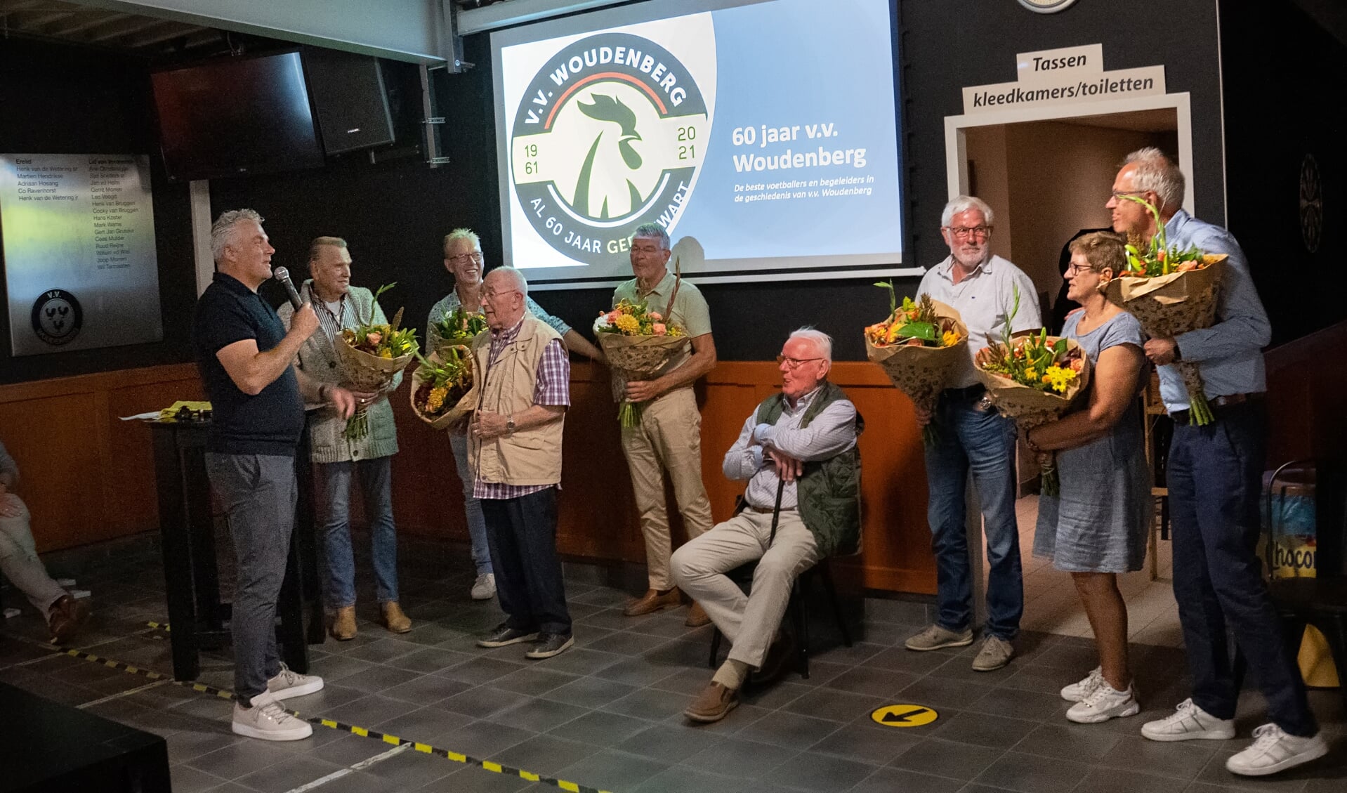 De aanwezige leden van verdienste en kersvers erelid Henk van de Wetering uiterst rechts.