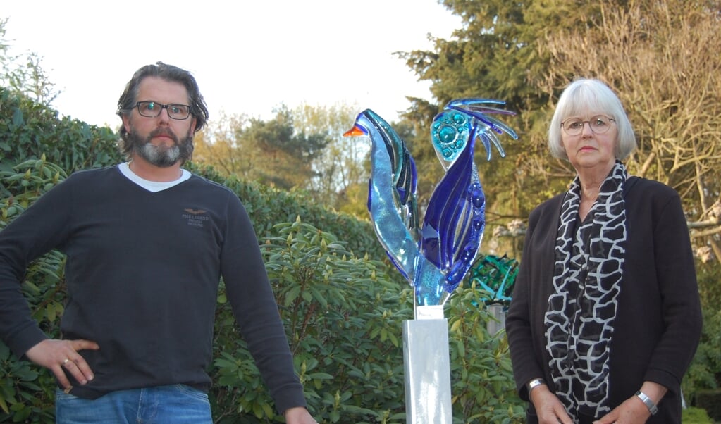 Oiseau Bleu; glasfuse-kunstenaars Erik en Justa Baumann hebben de rvs-mal van de vogel niet zelf gebruikt, maar zich er wel door laten inspireren.