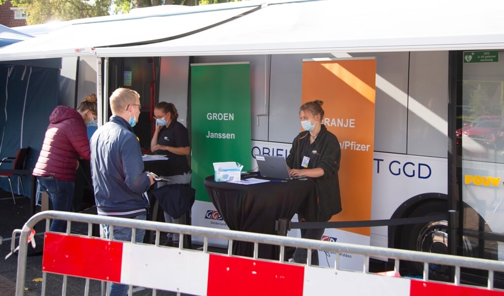 De vaccinatiebus van de GGD, aan de Kapteijnstraat in Barneveld.