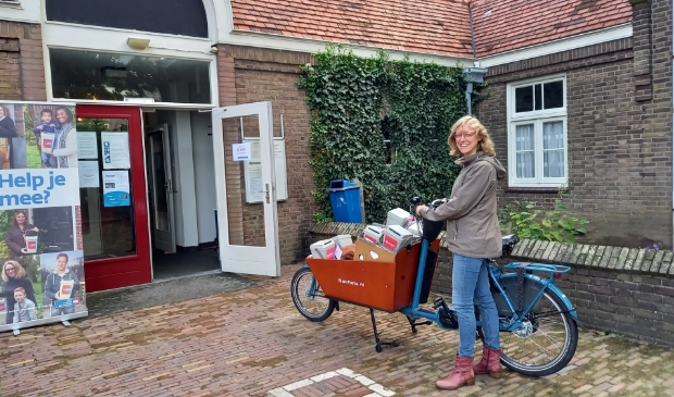 Wijkhoofd Jenneke van Elderen komt haar gevulde bussen inleveren…