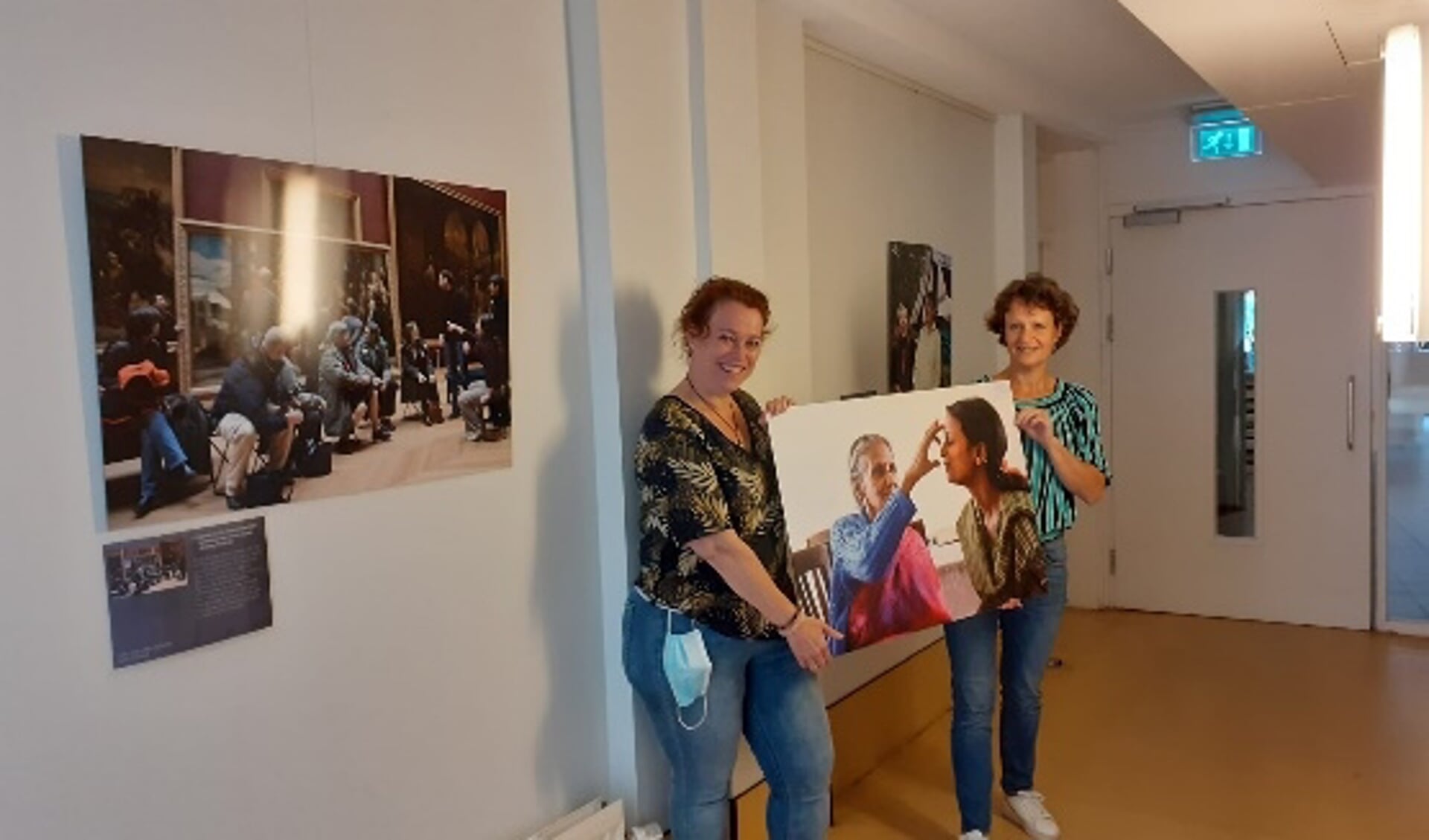 Martine Nagelkerke (Alzheimer Zeist e.o.) overhandigt een foto aan Christine van der Male (Bunninchem).