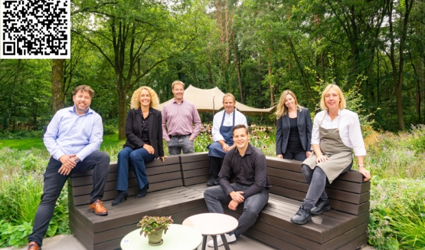 Het team van Kontakt der Kontinenten staat gastvrij klaar. De QR-code biedt toegang tot aanmelding voor de Open Banendag