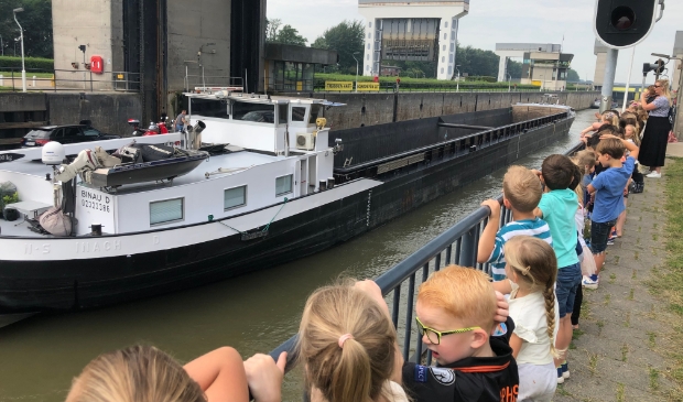 Kinderen van de onderbouw bij het sluizencomplex
