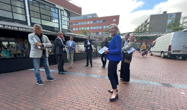 <p>Wethouders Herbert Raat en Floor Gordon in gesprek met betrokkenen tijdens hun werkbezoek aan het Stadshart.</p>