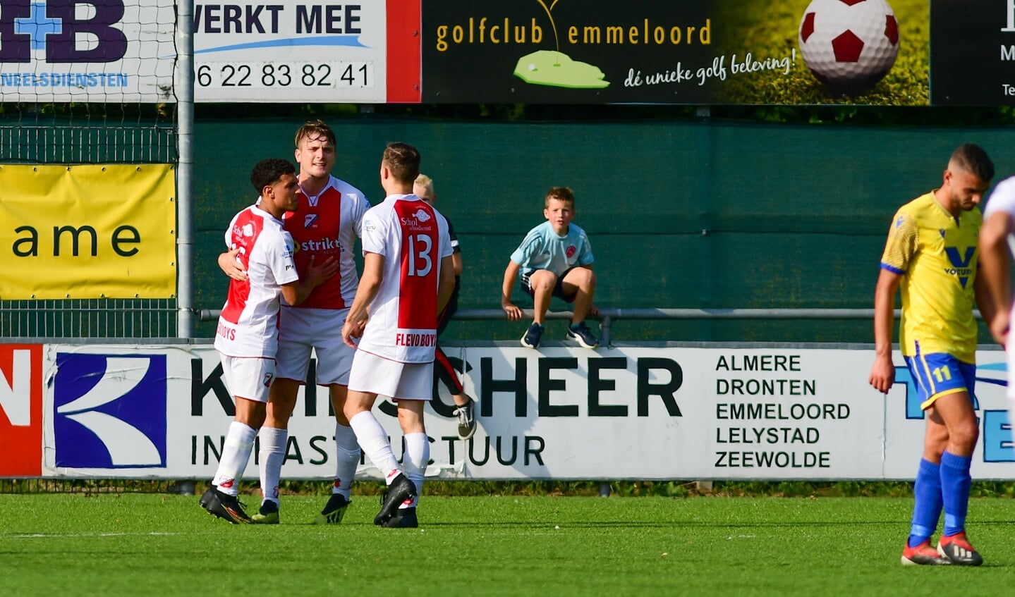 Yume Ramos (9), aanvaller van Flevo Boys, viert zijn doelpunt (3-0) met zijn team in de 89ste minuut van de vierde competitiewedstrijd tussen Flevo Boys Emmeloord en NSC Nijkerk op Sportpark Ervenbos.