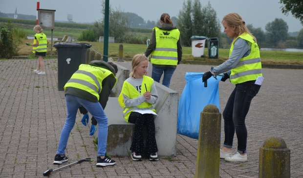 Leerlingen van groep 8 van de Werkschuit ruimen op bij de stadshaven