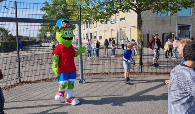 <p>Sjors op bezoek bij schoolkinderen in Haarlemmermeer. </p>