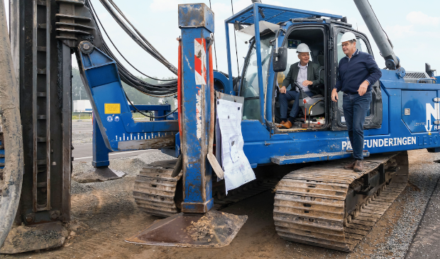 <p>Eerste paal Zonnepark Harderwijk door Wethouder Bert van Bijsteren en Ruud Mantingh (Endura).</p>