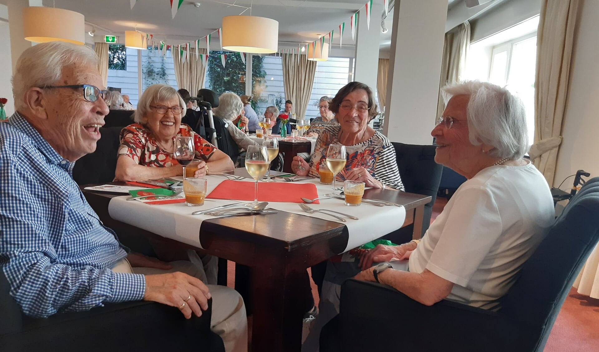Bewoners van Zorghuis Brandsen genieten van de Italiaanse lunch die ze cadeau hebben gekregen van Vivante Bekenkamp.