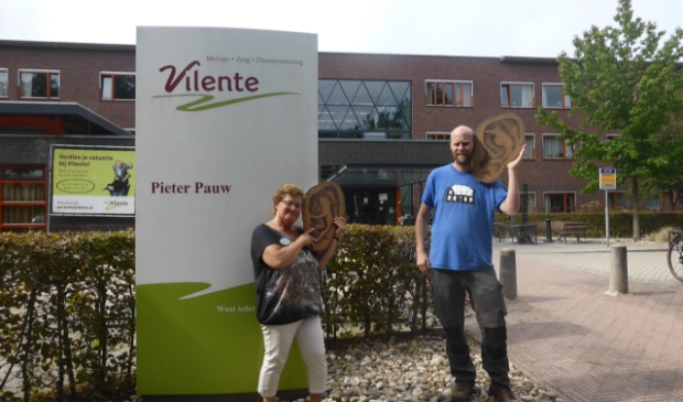 Greetje Smid (links) en Remco de Kluizenaar presenteren 16 September "de Klinkerstraat" voor en in Pieter Pauw Wageningen