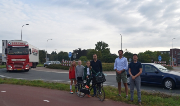<p>VVD-raadslid Arjan Gerritsen (rechts) en omwonenden Edo Vellenga (midden) en Tom Pel (links) bij de rotonde bij de rotonde Legmeerdijk/Jane Adamslaan. </p>