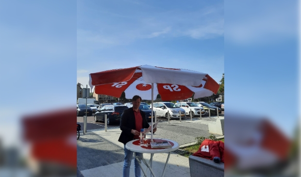 Jeroen Brouwer bij de SP tafel