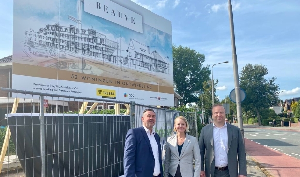 <p>Hein Trebbe en John van de Heuvel (ontwikkelcombinatie Trebbe/BPD) en wethouder Floor Gordon onthullen gezamenlijk de naam van het project;: 'Beauve'.</p>