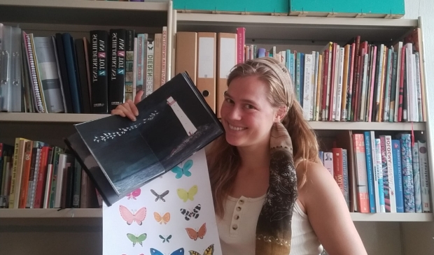 Marije met een deel van haar werk