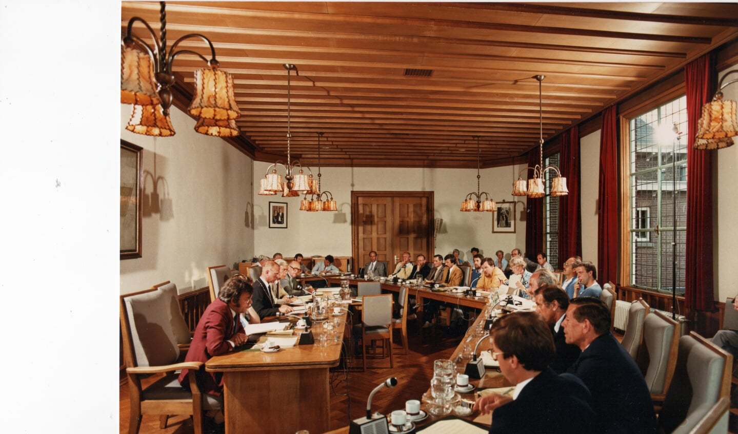 De allereerste gemeenteraadsvergadering, onder leiding van burgemeester Miedema, waarvan Martin Hoogendoorn (helemaal achterin) verslag deed. Het was 1982.