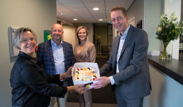 <p>Overhandiging taart aan van Ginkel keukens</p>