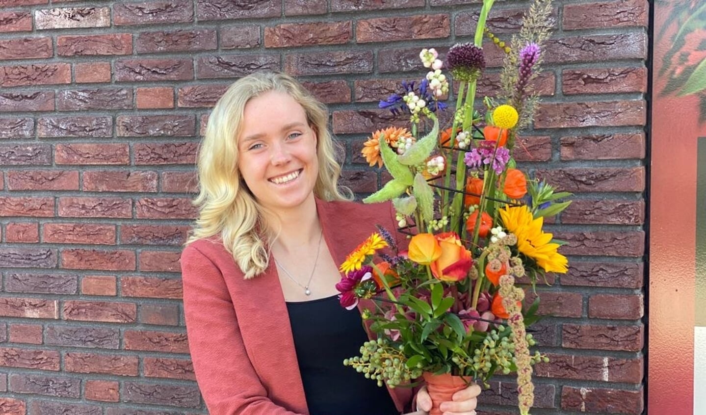 Danita van Eck met het boeket voor Koningin Maxima