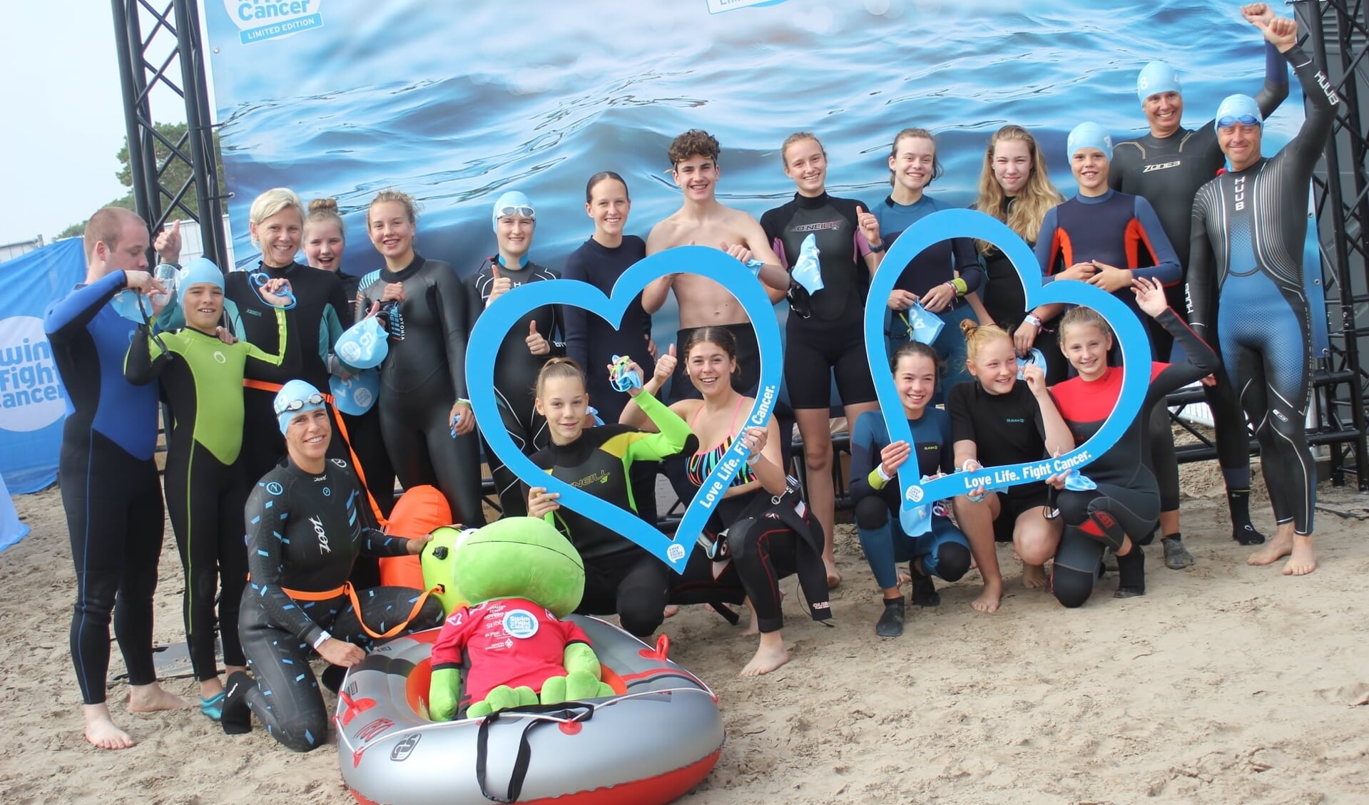 Zwemmers De Duinkikkers in actie voor Swim To Fight Cancer