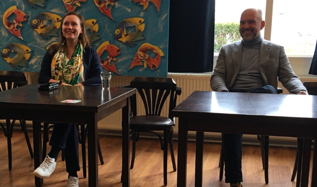 <p dir="ltr">Gedeputeerde Zita Pels samen met wethouder Jeroen Verwoort even terug in de 'school'bankjes, maar nu in een museum.</p>