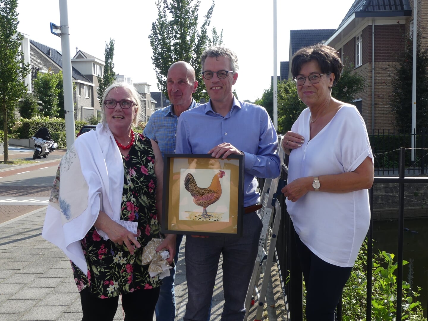 Wethouder Hans van Daalen kreeg een schilderij van de Welsummer kip. 