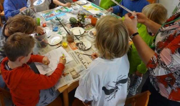 Gezellig knutselen tijdens het Vakantie Bijbel Feest
