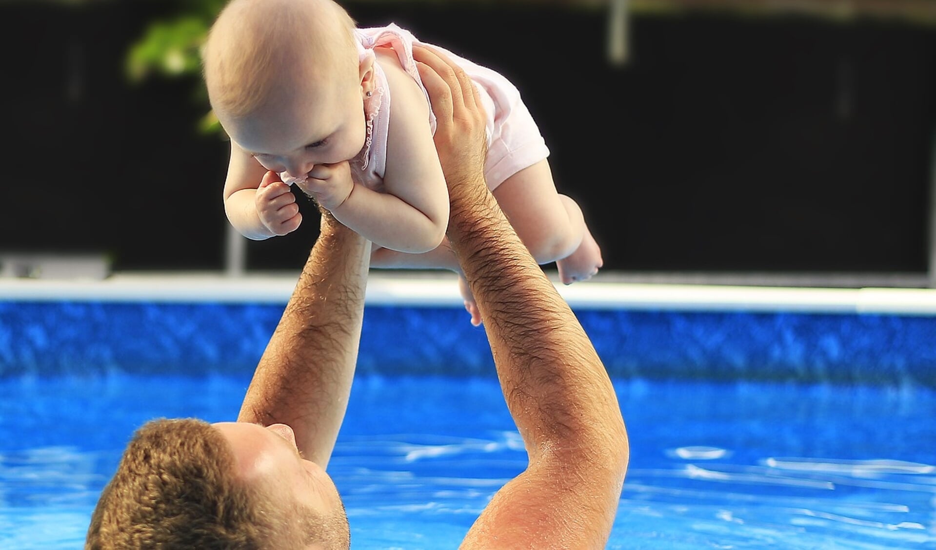 zwemmende vader met baby