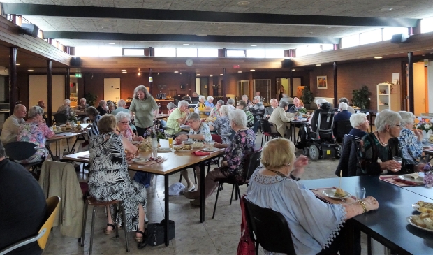 gasten en vrijwilligers aan de brunch