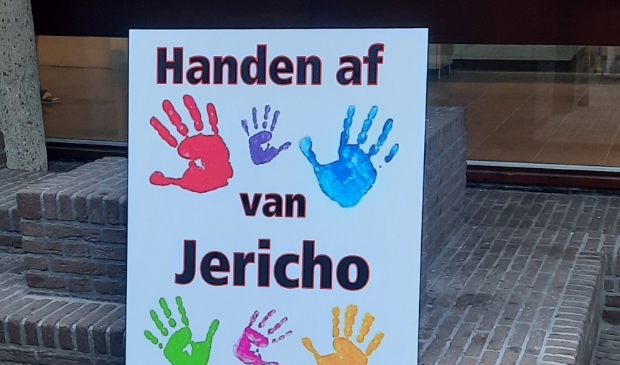Protestbord, neergezet bij het gemeentehuis.