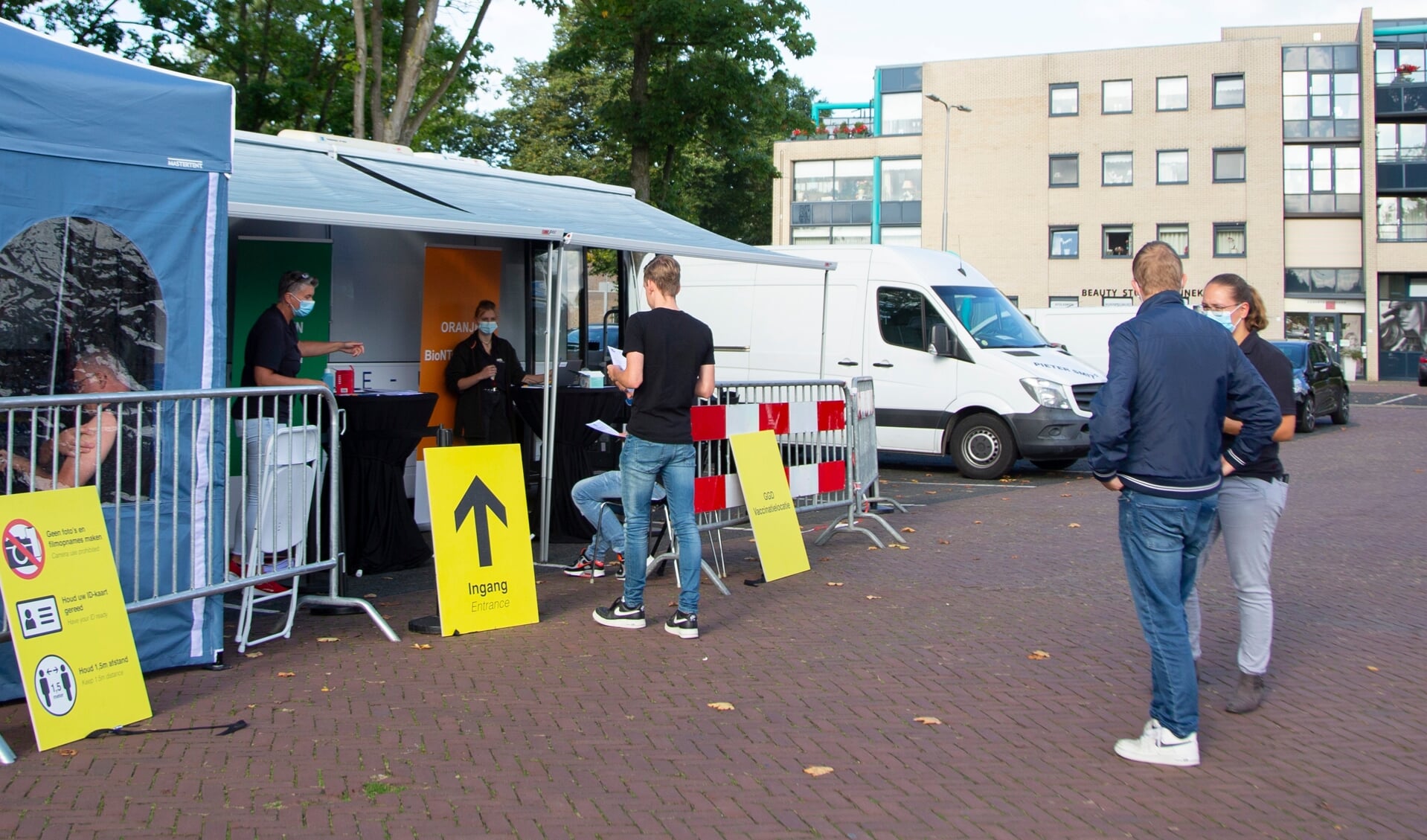 De vaccinatiebus van GGD Gelderland-Midden, die elke donderdag op het parkeerterrein aan de Kapteijnstraat staat.