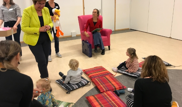 <p>Wethouder Dekker opent Speel en Deel café Bunnik</p>