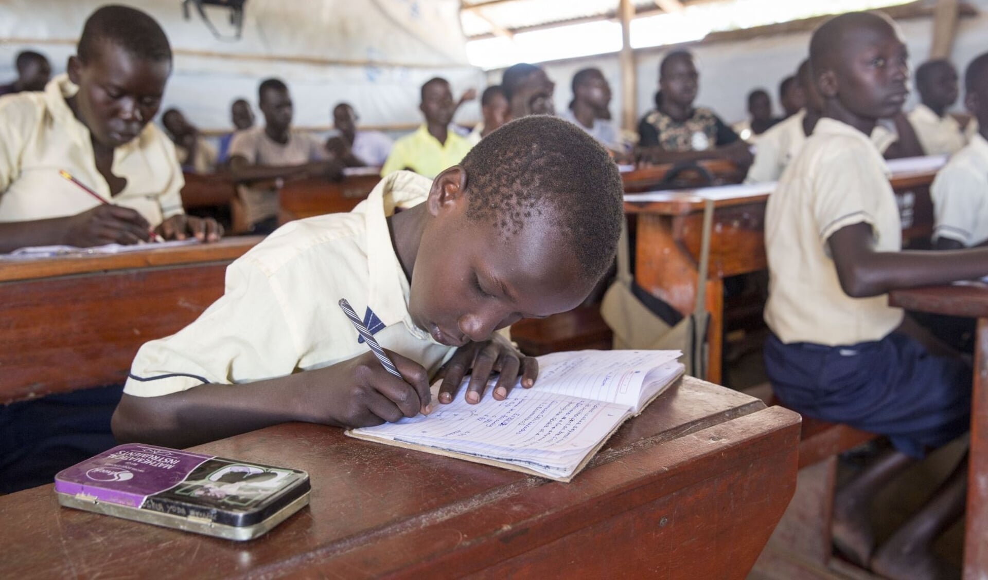 Jongetje in Oeganda op school.