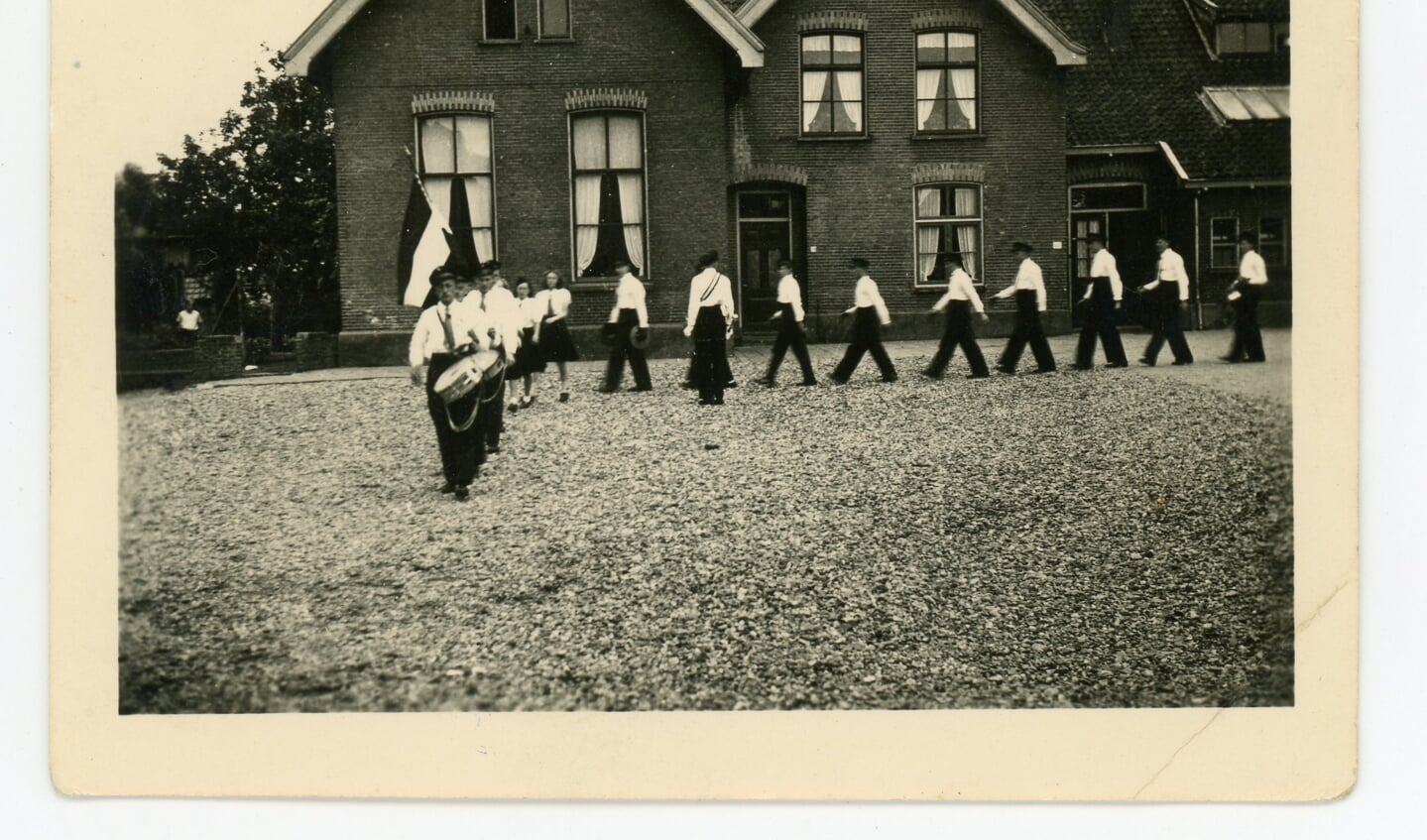Het Pijperskorps oefent op het terrein van de Gelderse School.