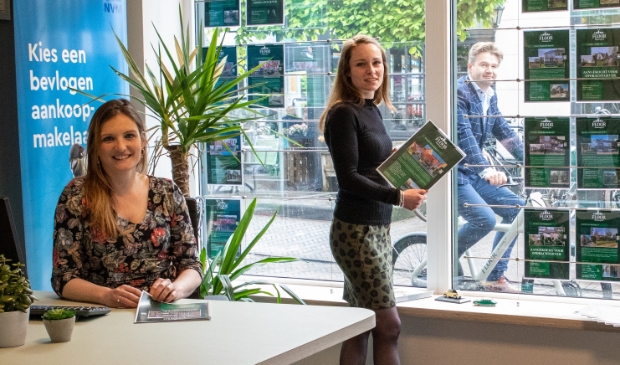 <p>Terwijl Bas van Dijen op pad gaat naar een klant zijn Debby (links) en Sharon gastvrij en deskundig in de Brinkstraat.</p>