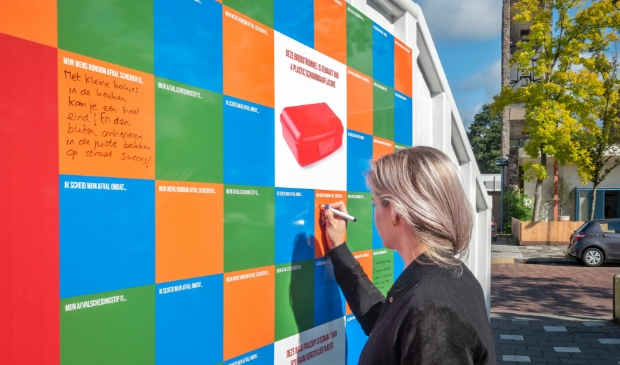 Voorbijgangers schreven spontaan hun boodschap of tip op de gekleurde 'Elke Kilo Telt' container.