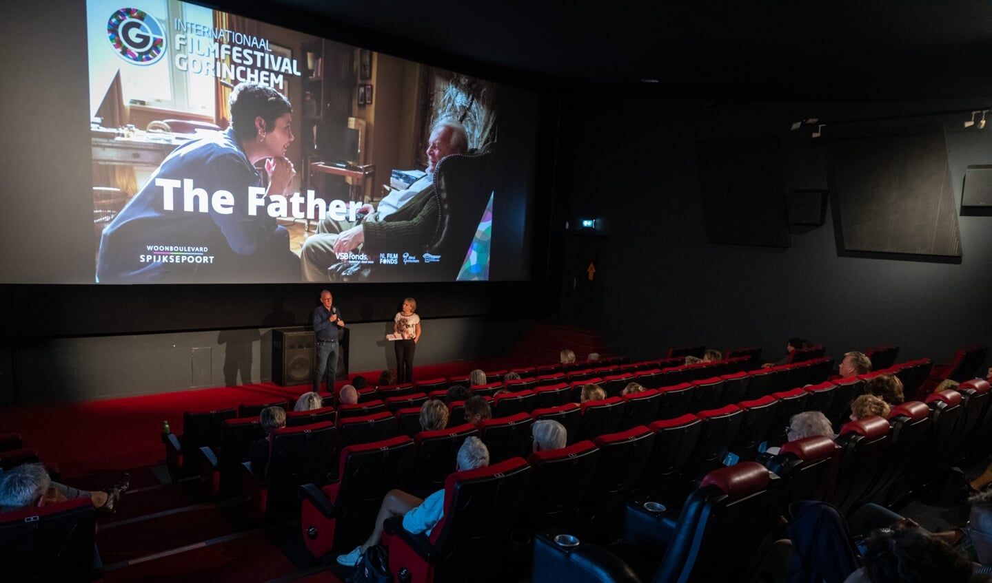 Foto 1: Dick Kits en Anika van der Kevie in gesprek na afloop bij film The Father.