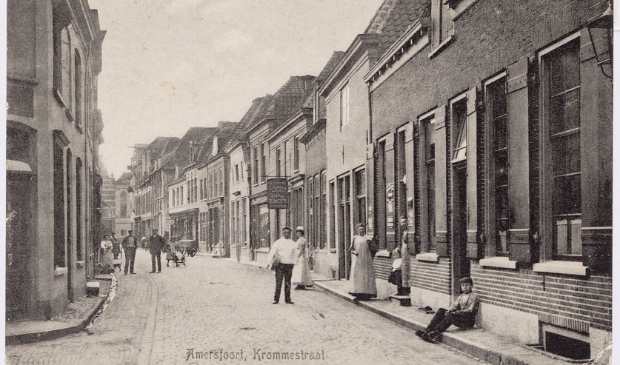 <p>In 1367 werd de naam Krommestraat voor het eerst in bronnen aangetroffen als Crommestrate. </p>