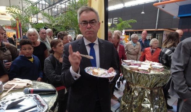 Burgemeester Wienen had de eer om de 50 meter lange taart aan te snijden.