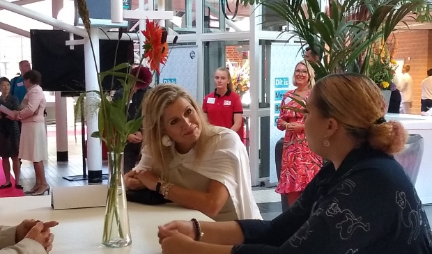 <p>Na de opening ging koningin Máxima in gesprek met studenten en docenten</p>