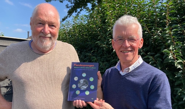 <p>Henk Willems (l) en Jos Heuer (r) met het boek dat zij schreven over de Tiendesprongen van Kees Boeke. </p>