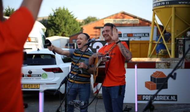 Zanger Douwe Bob op bouwplaats De PreFabriek in Zwanenburg.