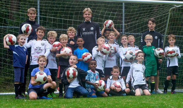 EFC spelers van JO8/9 en hun trainers