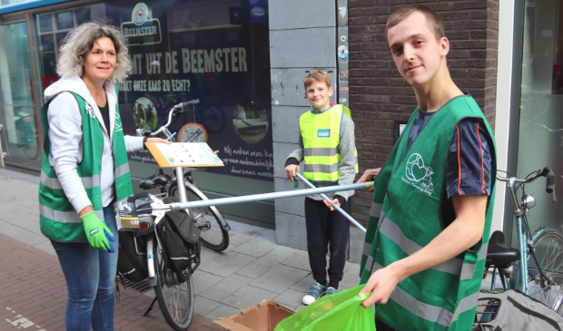 <p>V.l.n.r. Jasmijn van Dijk van Go-Kids, Daan en Rick den Heeten.</p>
